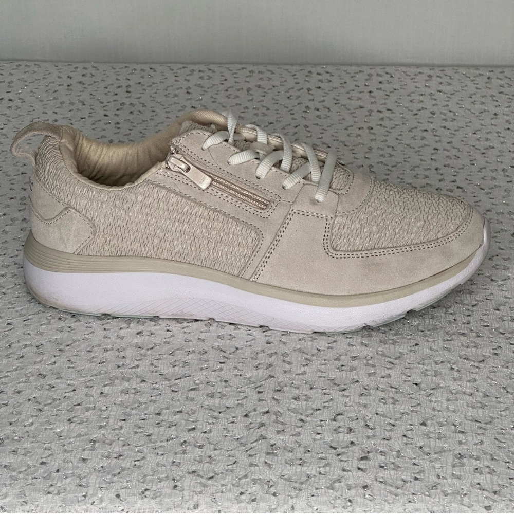 *Vionic cream tennis shoes sz 11